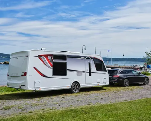 Kabe husvagn och bil parkerad